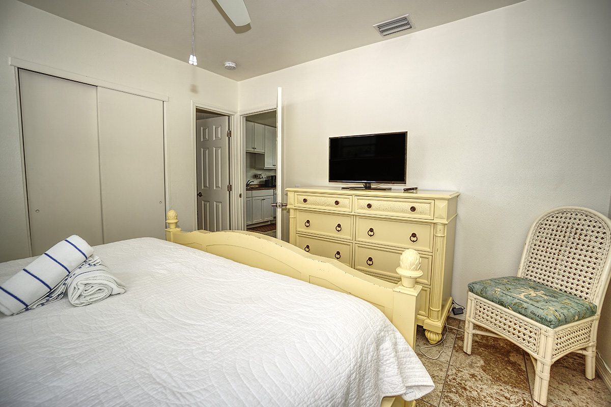Wicker Inn - Hibiscus - Bedroom to tv