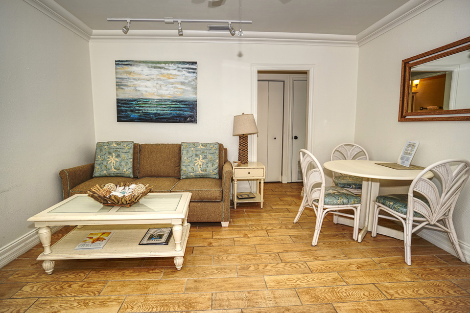 Wicker Inn - Maganolia - Living area from kitchen